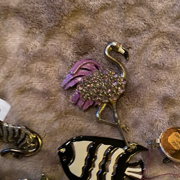 Wonderful lot of designer vintage pins  great assortment of high quality pins - Picture 6 of 8